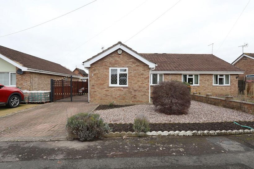Jaythorpe, Gloucester GL4 2 bed semi-detached bungalow to rent - £1,200 pcm (£277 pw)