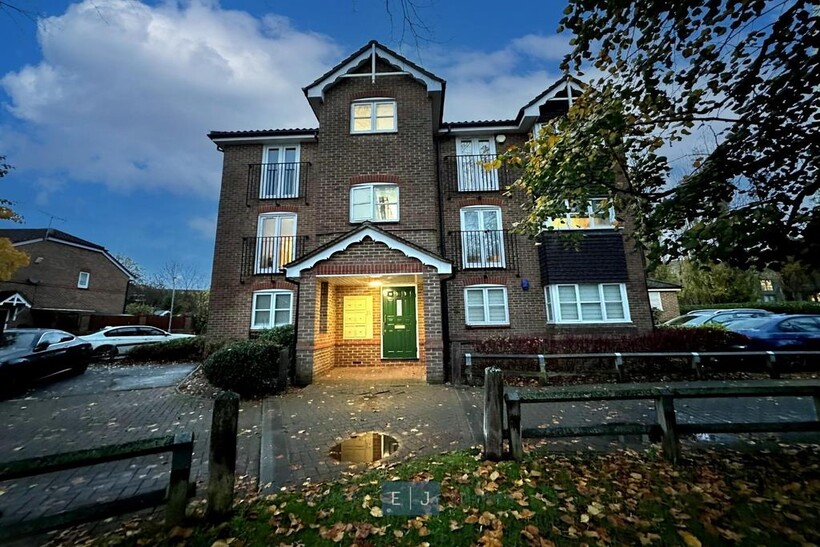 School House Gardens, Loughton IG10 1 bed apartment to rent - £1,400 pcm (£323 pw)