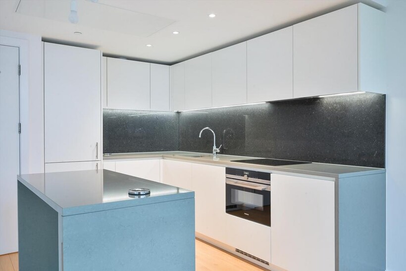 Landmark Pinnacle, Marsh Wall... 2 bed flat to rent - £3,497 pcm (£807 pw)