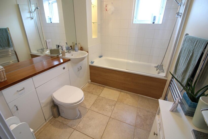 Springhead Parkway, Gravesend DA11 2 bed apartment to rent - £1,175 pcm (£271 pw)