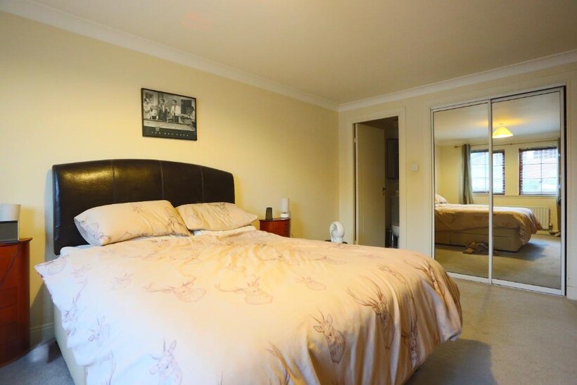 Orchard Brae Avenue, Comely Bank... 3 bed flat to rent - £2,395 pcm (£553 pw)