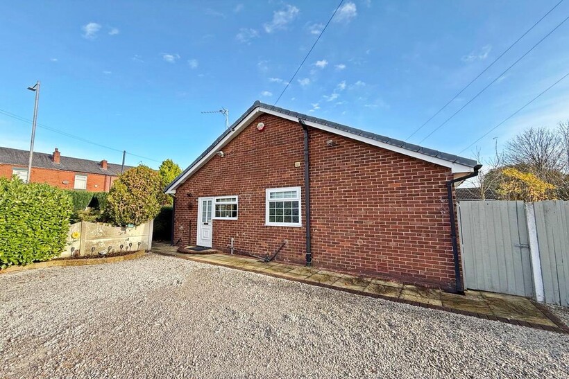 Buckley Lane, Farnworth, BL4 2 bed semi-detached bungalow to rent - £1,000 pcm (£231 pw)