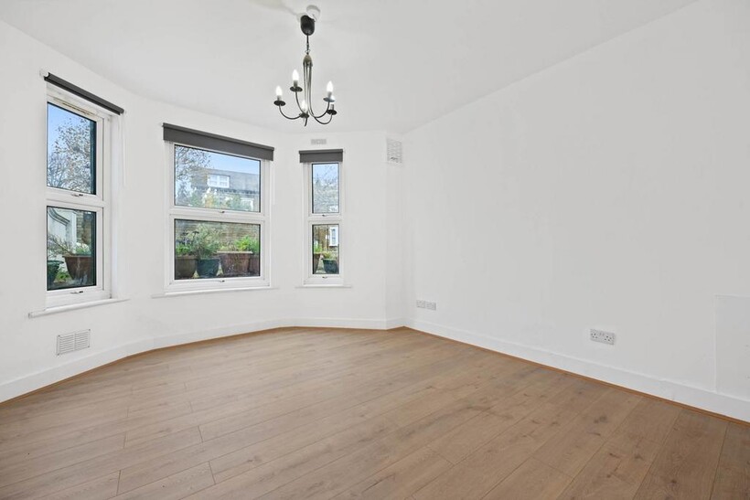 Uxbridge Road, Shepherds Bush, W12 9DL 2 bed flat to rent - £2,197 pcm (£507 pw)
