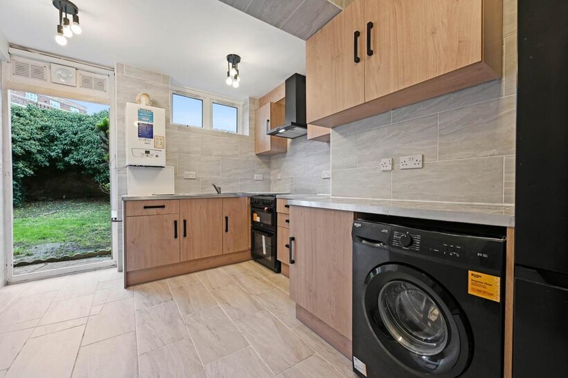 Uxbridge Road, Shepherds Bush, W12 9DL 2 bed flat to rent - £2,197 pcm (£507 pw)