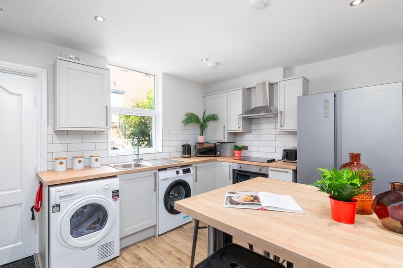 Clarkson View, Leeds LS6 5 bed house to rent - £3,098 pcm (£715 pw)