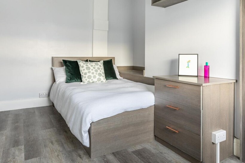  Hyde Park Road, Leeds LS6 3 bed flat to rent - £1,833 pcm (£423 pw)