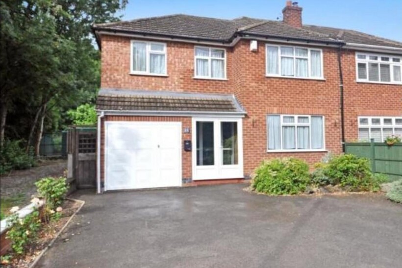 Spacious 5 Bedroom house with large social and co