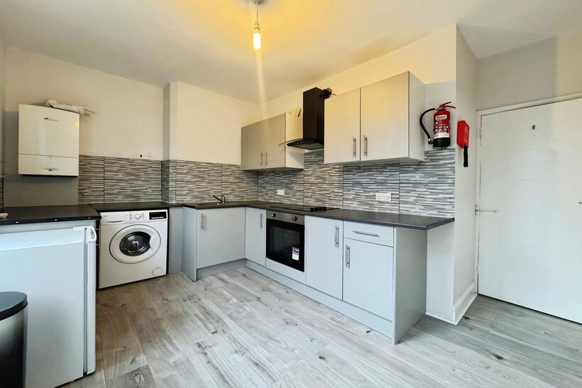 Waterloo Crescent, Nottingham NG7 1 bed flat to rent - £740 pcm (£171 pw)