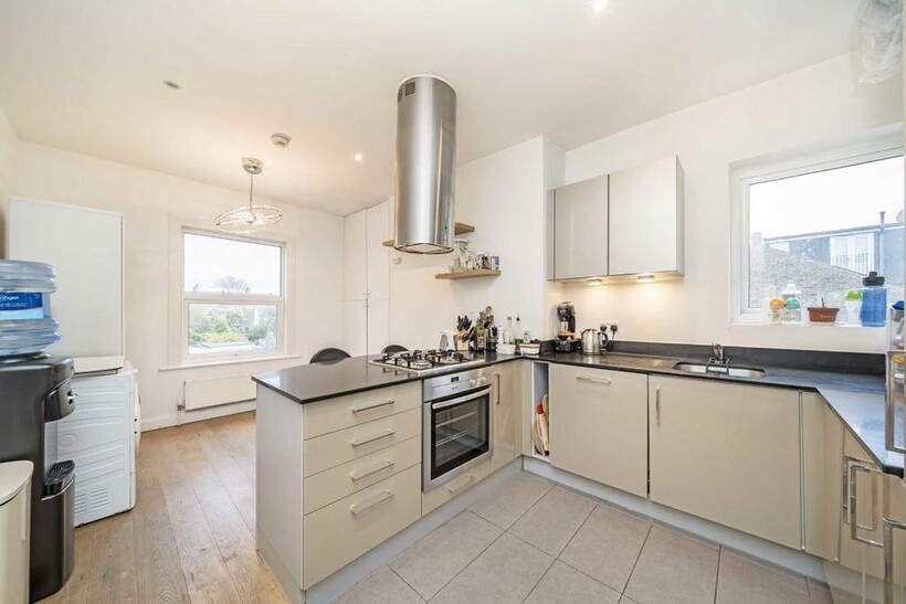 Linden Avenue, London NW10 2 bed flat to rent - £2,752 pcm (£635 pw)