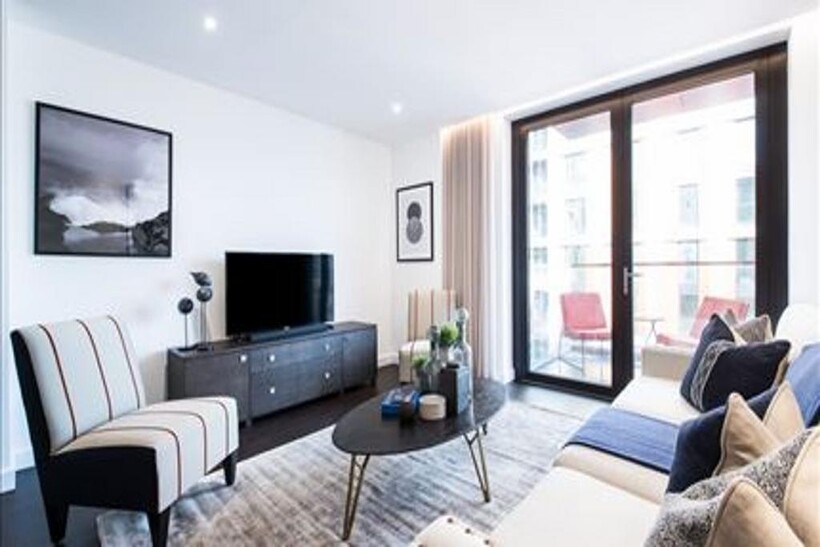 Charles Clowes Walk, London, SW11 3 bed flat to rent - £6,153 pcm (£1,420 pw)