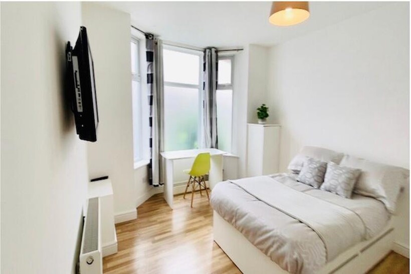 Bright, well-presented double bedroom with a co...