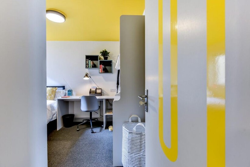 Bright, modern single bedroom with a study area...