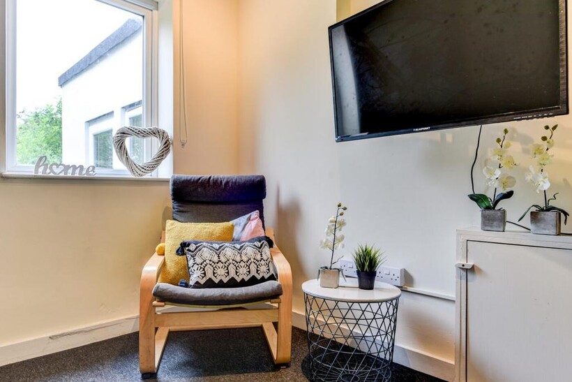 A cozy and well-maintained living room featurin...