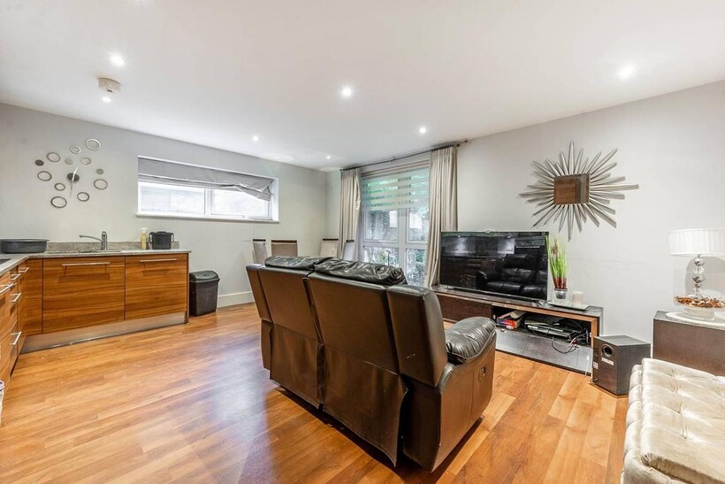 Attlee Court, Stanmore, HA7 3 bed flat to rent - £2,395 pcm (£553 pw)