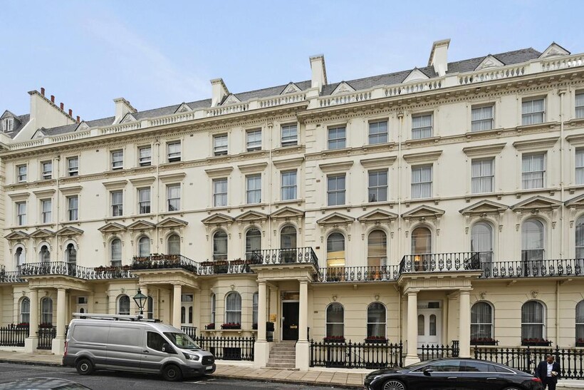 London W8 3 bed apartment to rent - £10,010 pcm (£2,310 pw)