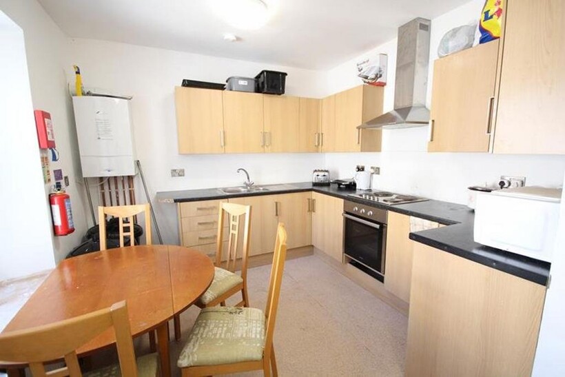 REDUCED 5 Bed Flat, (Flat 2) Cae'r... 5 bed house share to rent - £2,550 pcm (£588 pw)
