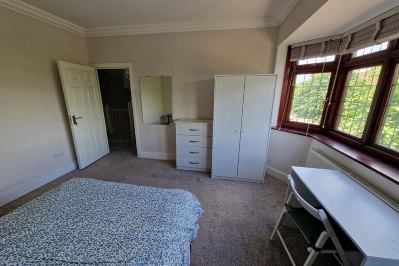 Suffolk Road, Ilford IG3 5 bed house share to rent - £880 pcm (£203 pw)