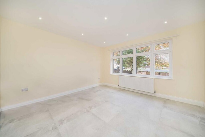 Buxton Drive, New Malden KT3 6 bed house to rent - £5,995 pcm (£1,383 pw)