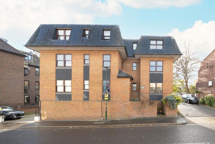 Station Road, Hampton TW12 2 bed flat to rent - £1,925 pcm (£444 pw)