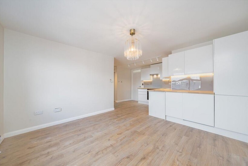Station Road, Hampton TW12 2 bed flat to rent - £1,925 pcm (£444 pw)