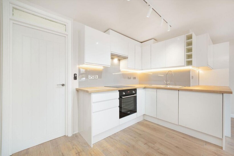 Station Road, Hampton TW12 2 bed flat to rent - £1,925 pcm (£444 pw)