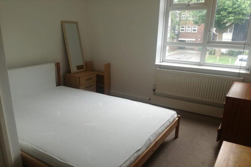 Falcon Road, London SW11 3 bed flat share to rent - £800 pcm (£185 pw)
