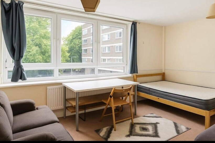 50 Surrey Lane SW11 3 bed house share to rent - £996 pcm (£230 pw)