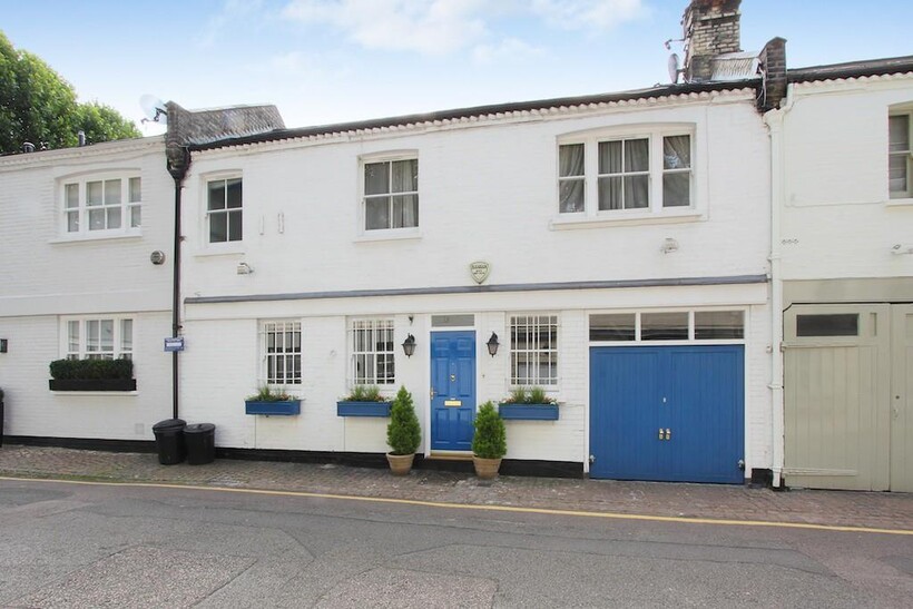 Elm Park Lane, London, SW3 2 bed townhouse to rent - £4,983 pcm (£1,150 pw)