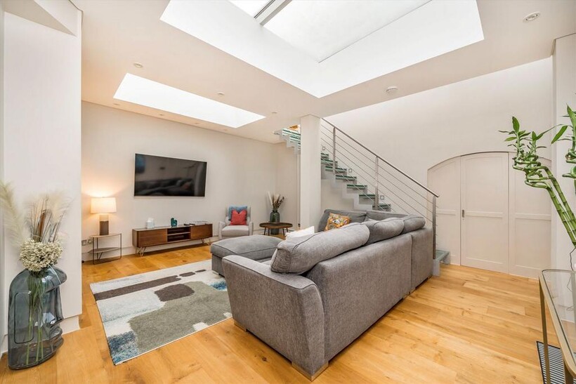 Queen's Gate Mews, London SW7 3 bed flat to rent - £8,996 pcm (£2,076 pw)