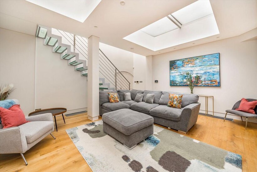 Queen's Gate Mews, London SW7 3 bed flat to rent - £8,996 pcm (£2,076 pw)