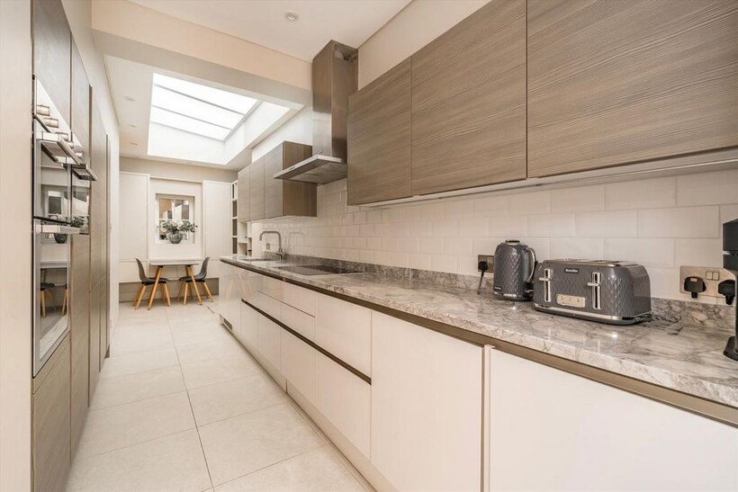 Queen's Gate Mews, London SW7 3 bed flat to rent - £8,996 pcm (£2,076 pw)