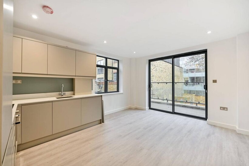 Wimbledon Hill Road, Wimbledon... 2 bed flat to rent - £2,575 pcm (£594 pw)