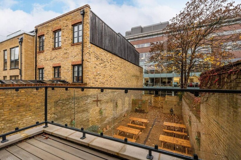 Wimbledon Hill Road, Wimbledon... 2 bed flat to rent - £2,575 pcm (£594 pw)