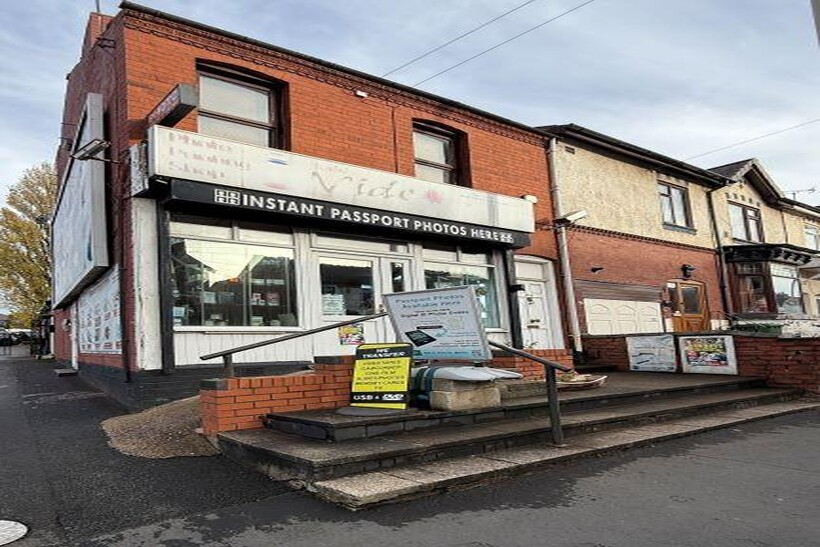 Long Lane, Halesowen B62 Retail property (high street) to rent - £850 pcm (£196 pw)