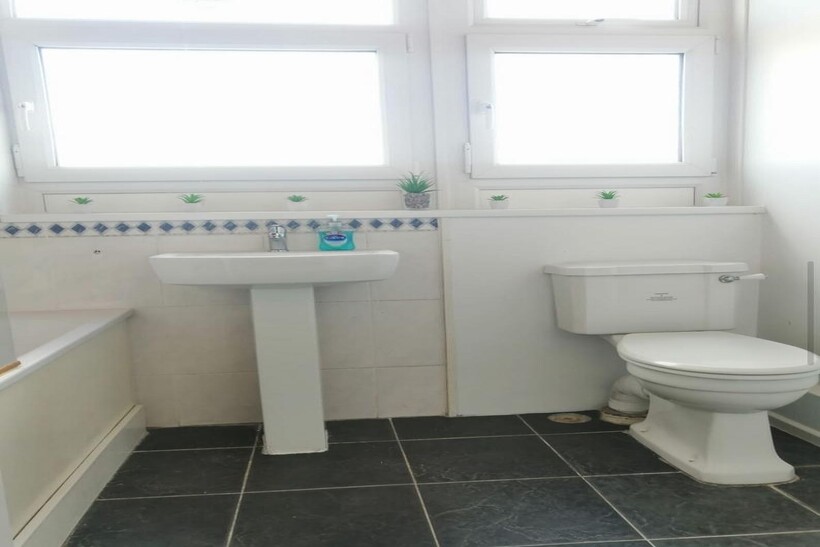 Searles Close, London SW11 3 bed flat share to rent - £953 pcm (£220 pw)