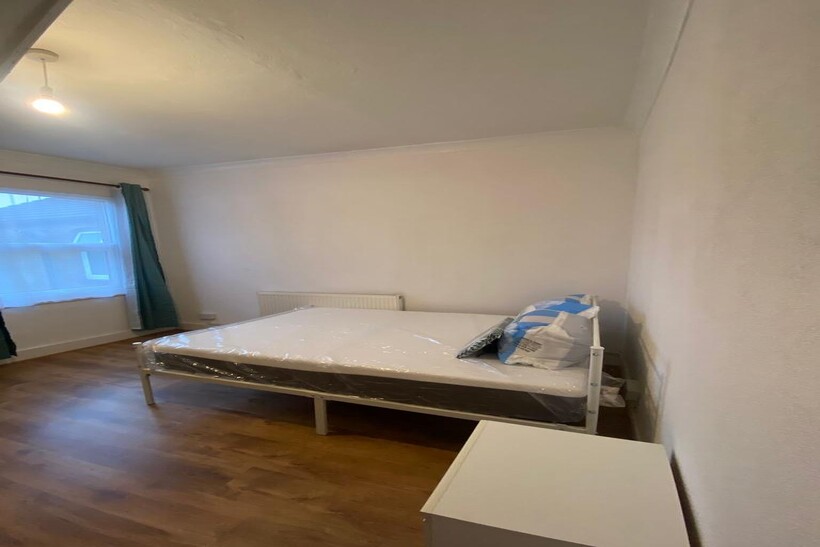 Alexandra Road, Sheerness ME12 4 bed house share to rent - £625 pcm (£144 pw)