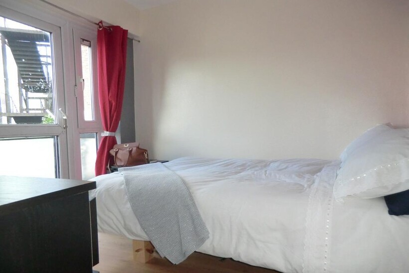 Bishops Bridge Road, London W2 3 bed flat share to rent - £910 pcm (£210 pw)