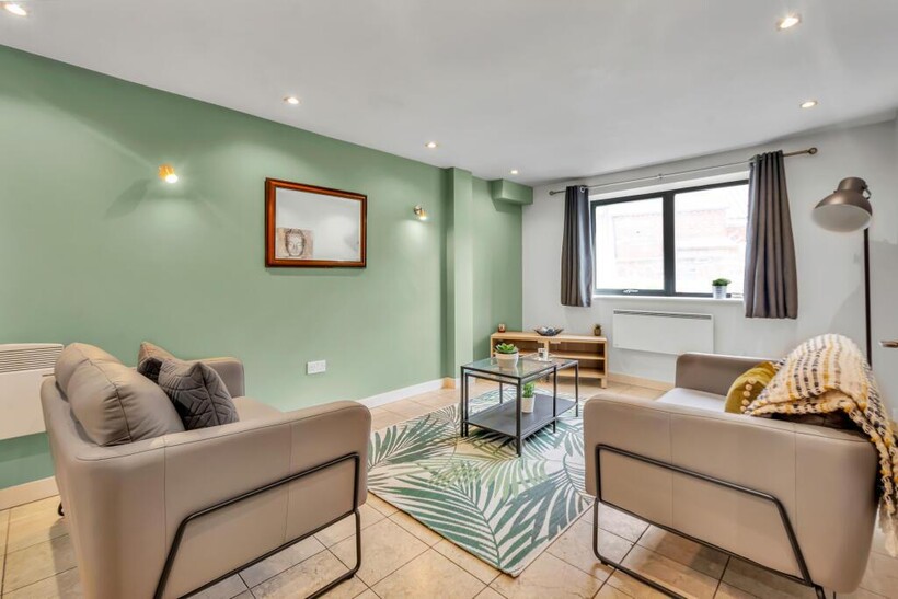 3 bed flat to rent Sherwood Rd, London CR5