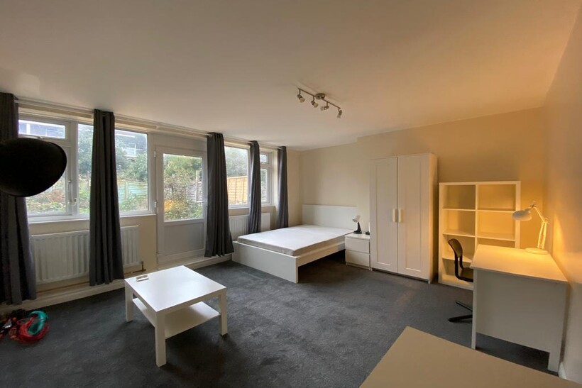 Barringer Square, London SW17 Flat share to rent - £823 pcm (£190 pw)