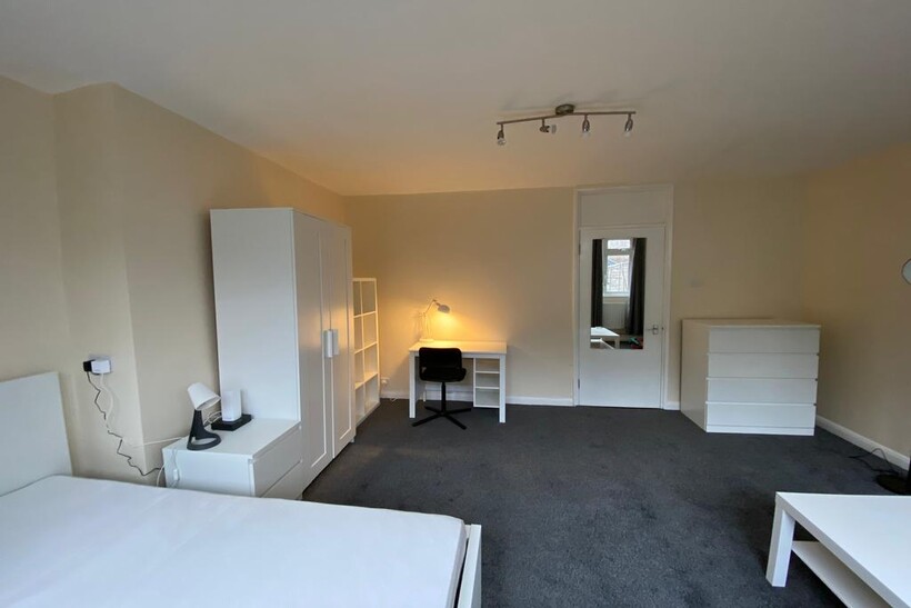 Barringer Square, London SW17 Flat share to rent - £823 pcm (£190 pw)