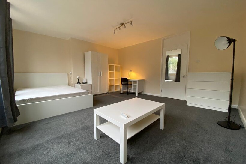 Barringer Square, London SW17 Flat share to rent - £823 pcm (£190 pw)