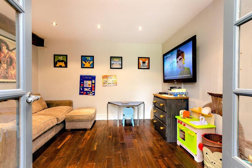 Broad Street, Guildford, GU3 7 bed detached house to rent - £6,200 pcm (£1,431 pw)