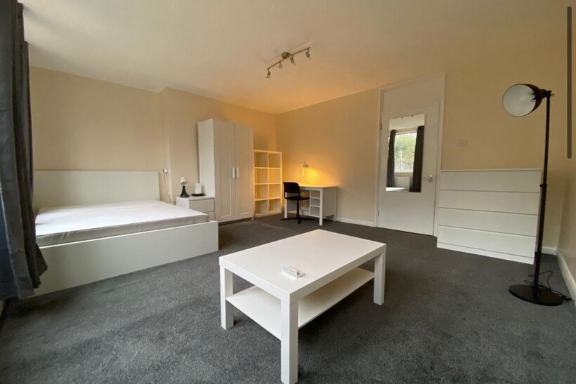 Barringer Square, London SW17 4 bed flat share to rent - £823 pcm (£190 pw)