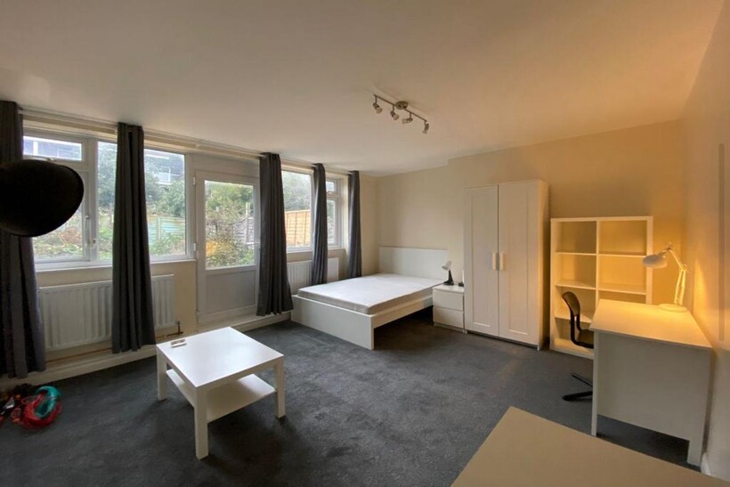 Barringer Square, London SW17 4 bed flat share to rent - £823 pcm (£190 pw)