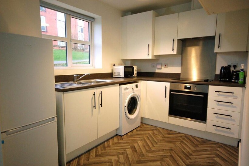 Flat 2, 43 Heroes Drive, B29 6US 2 bed flat to rent - £1,200 pcm (£277 pw)