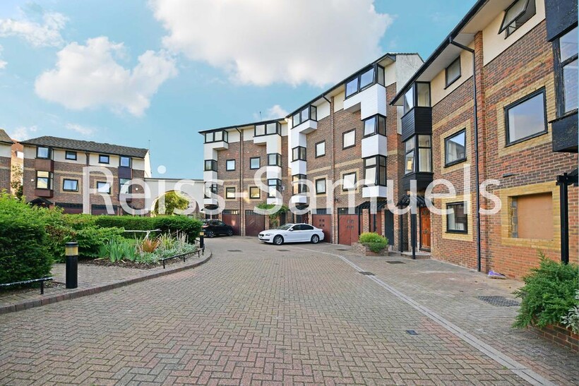 Barnfield Place, London E14 5 bed end of terrace house to rent - £5,092 pcm (£1,175 pw)