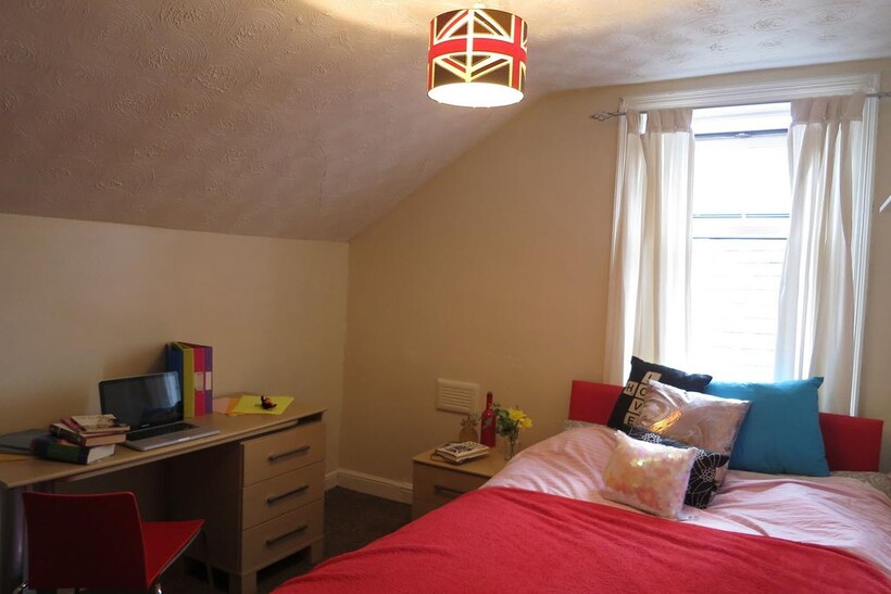 Bright, cosy bedroom with a comfortable double ...