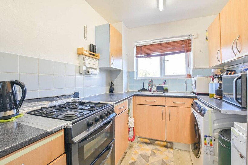 Press Road, Neasden, London, NW10 3 bed flat to rent - £3,922 pcm (£905 pw)