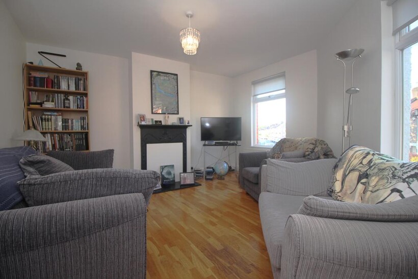 Queens Avenue, Watford  WD18 2 bed flat to rent - £1,400 pcm (£323 pw)