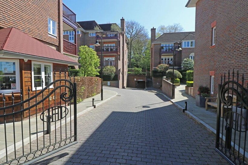 Mill Hill  NW7 3 bed apartment to rent - £4,250 pcm (£981 pw)